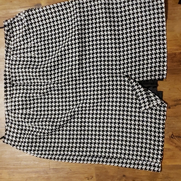 Classic Black and White Houndstooth Skirt - Picture 4 of 5